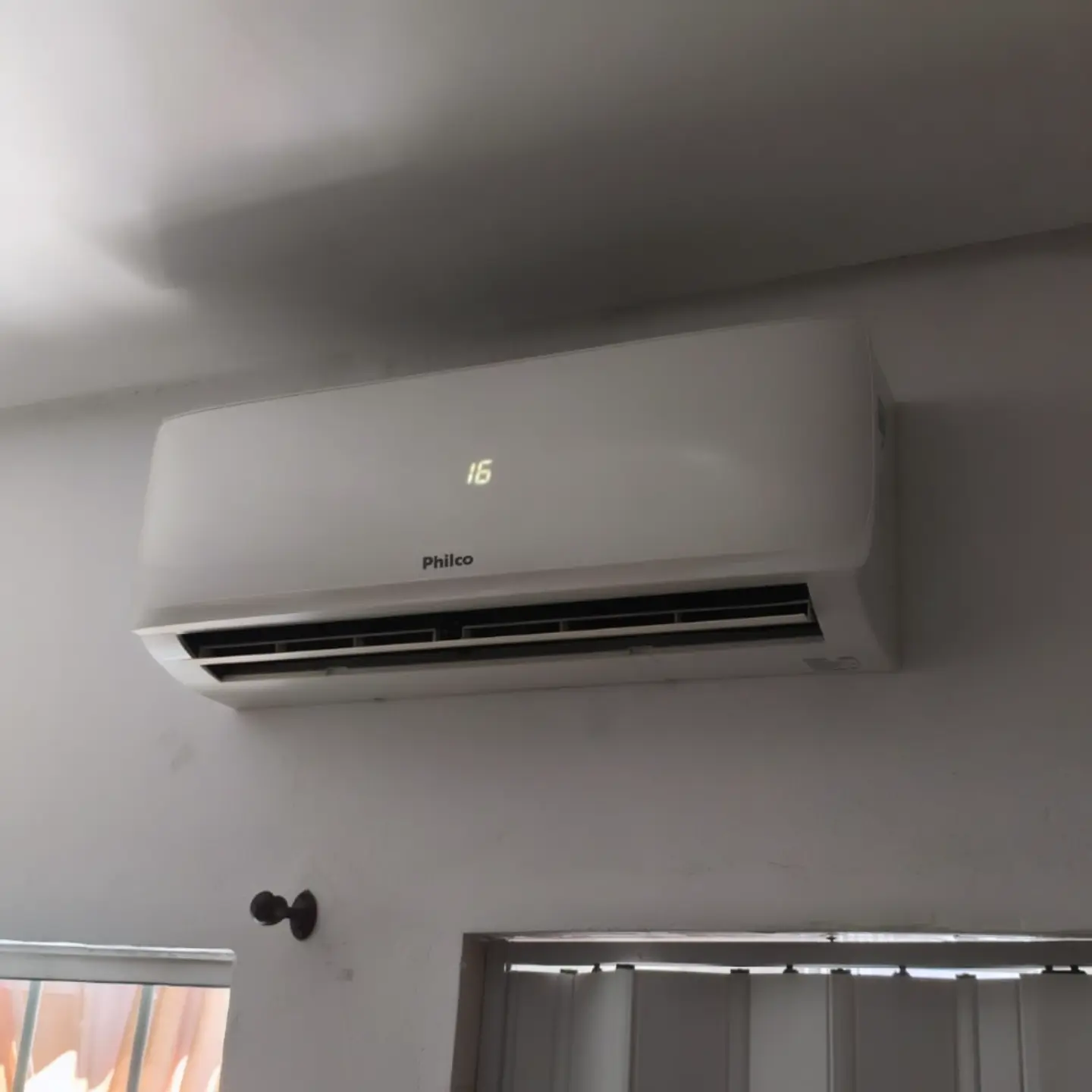 Ar-condicionado split Philco instalado pela CleanMec, com fixação e acabamento cuidadoso